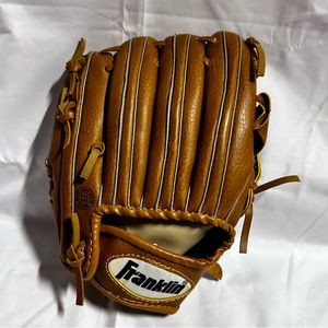 Franklin 4809- 91/2” Youth Baseball Glove New Does Have A Small Stain!
